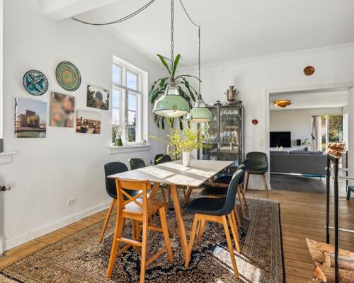 Charmerende og istandsat murermestervilla i 3 plan med skøn have