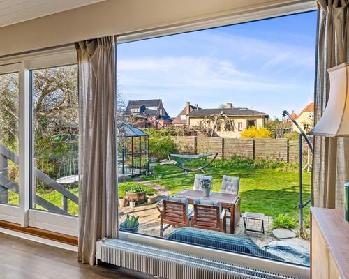 Charmerende og istandsat murermestervilla i 3 plan med skøn have