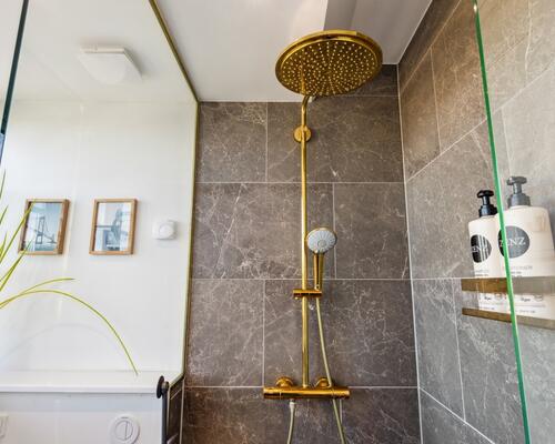 Charmerende og istandsat murermestervilla i 3 plan med skøn have