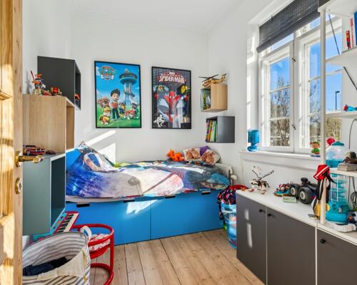 Charmerende og istandsat murermestervilla i 3 plan med skøn have