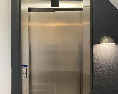 Flot lejlighed med hems og altan samt elevator i ejendommen