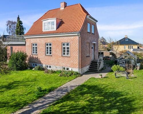 Charmerende og istandsat murermestervilla i 3 plan med skøn have