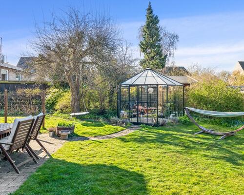 Charmerende og istandsat murermestervilla i 3 plan med skøn have