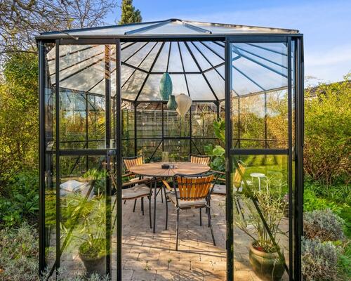 Charmerende og istandsat murermestervilla i 3 plan med skøn have