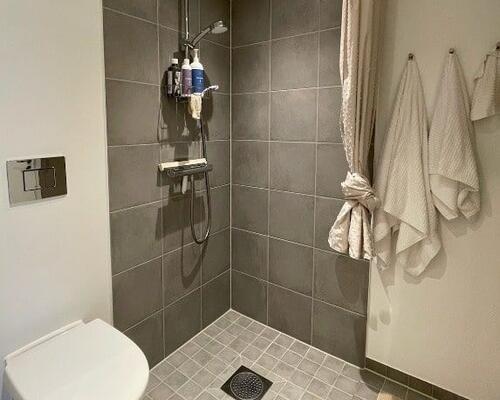 På 4 sal, ende lejlighed. med rigtig god udsigt. billederne er fra en anden lejlighed, som er helt magen til.