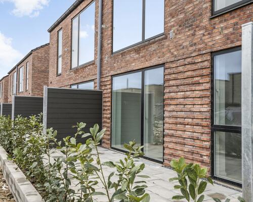 Lækker 2-vær. lejlighed på 1. sal med egen privat altan i nyopført ejendom i Hasselager.