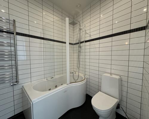 Moderne 2-værelses lejlighed med altan i hjertet af Odense