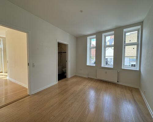 Moderne 2-værelses lejlighed med altan i hjertet af Odense