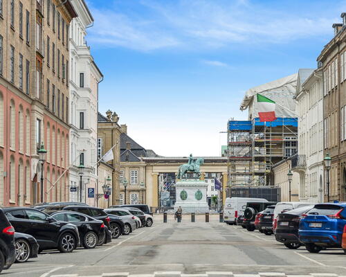 Eksklusiv lejebolig med 2 badeværelser og direkte udgang til gården