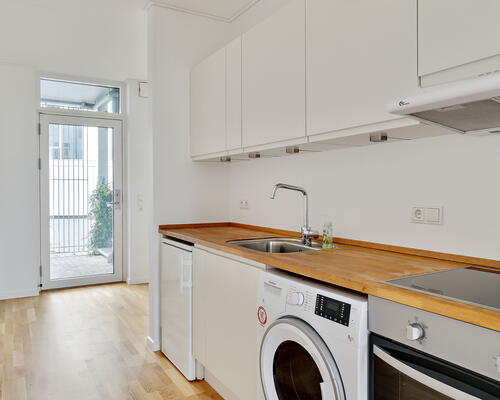 Skøn 1-værelses lejlighed med central placering tæt på indkøb og offentlig transport!