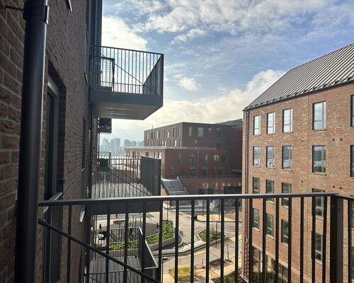 Moderne lejlighed med stor altan og tagterrasse i Nørresundby