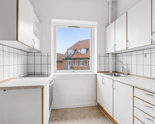 Stor og veldisponeret 2 værelses med altan i Skibhuskvarteret! - KUN 1 MÅNEDS DEPOSITUM!