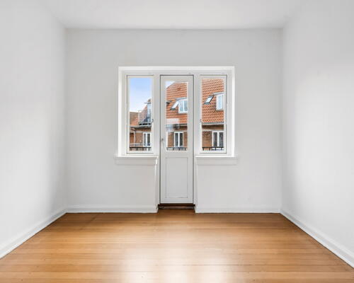 Stor og veldisponeret 2 værelses med altan i Skibhuskvarteret! - KUN 1 MÅNEDS DEPOSITUM!