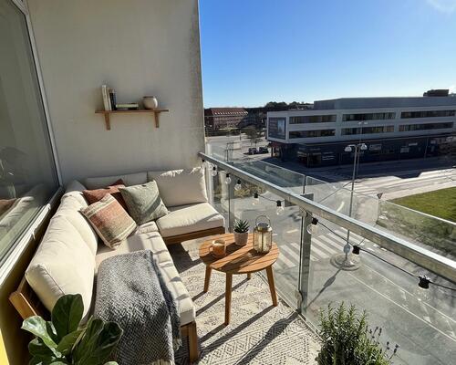 Lys 1-værelses lejlighed med altan ved fjorden