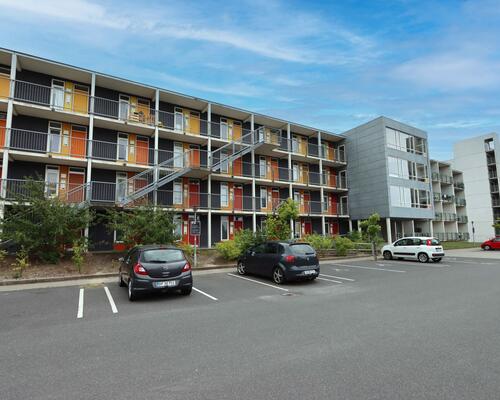 Lys 1-værelses lejlighed med altan ved fjorden