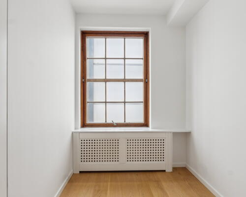 Moderniseret lejebolig med 2 badeværelser, altan og elevator - nabo til Amalienborg