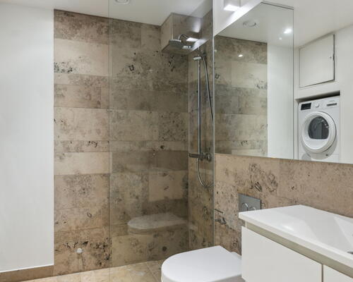 Moderniseret lejebolig med 2 badeværelser, altan og elevator - nabo til Amalienborg