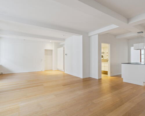 Moderniseret lejebolig med 2 badeværelser, altan og elevator - nabo til Amalienborg