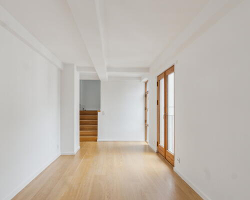 Moderniseret lejebolig med 2 badeværelser, altan og elevator - nabo til Amalienborg