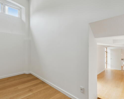 Moderniseret lejebolig med 2 badeværelser, altan og elevator - nabo til Amalienborg