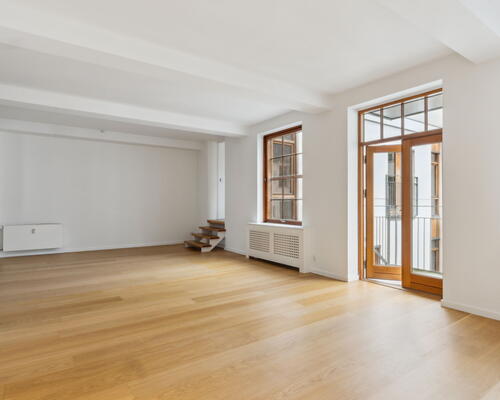 Moderniseret lejebolig med 2 badeværelser, altan og elevator - nabo til Amalienborg