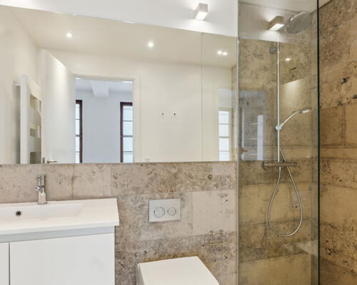 Moderniseret lejebolig med 2 badeværelser, altan og elevator - nabo til Amalienborg