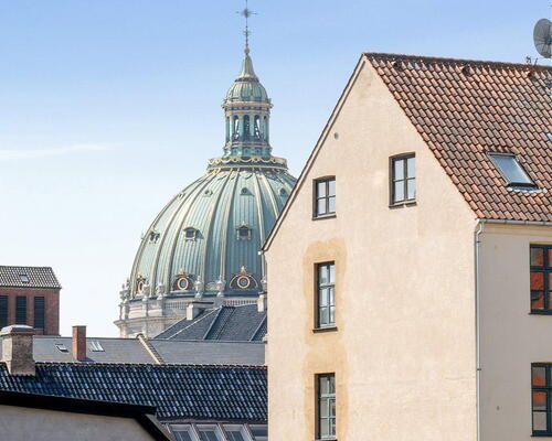 Moderniseret lejebolig med 2 badeværelser, altan og elevator - nabo til Amalienborg