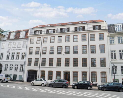 Eksklusiv lejebolig med 2 badeværelser og direkte udgang til gården