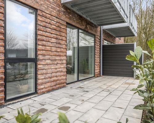 Lækker 2-vær. lejlighed i stueplan med egen terrasse i nyopført ejendom i Hasselager.