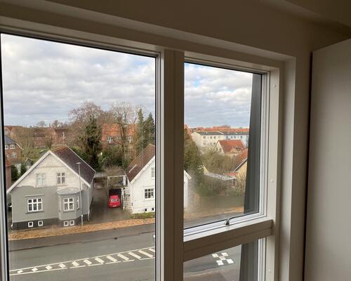 Nyopført moderne 3. vær. lejlighed i to plan.