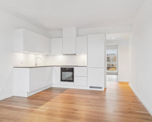 Lys tre værelses bolig med stort badeværelse og egen altan