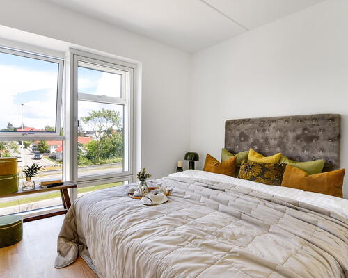 Stilfuld 2-værelses lejlighed med egen terrasse i smukke omgivelser i Ballerup - Jeres grønne åndehul midt i byen