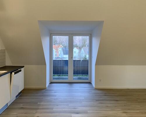 Flot lejlighed med hems og altan samt elevator i ejendommen