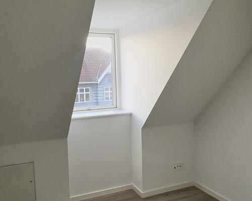 Flot lejlighed med hems og altan samt elevator i ejendommen