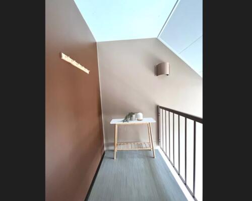 Totalrenoveret taglejlighed fra 2023 klar til nye lejere.