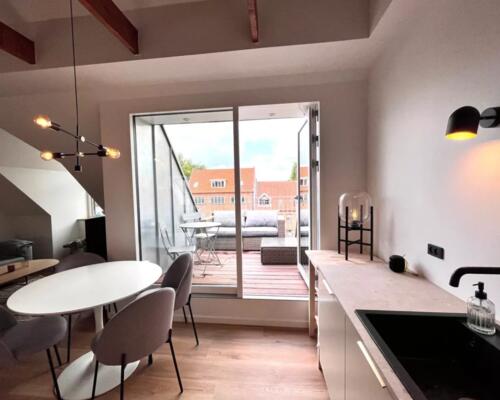 Totalrenoveret taglejlighed fra 2023 klar til nye lejere.