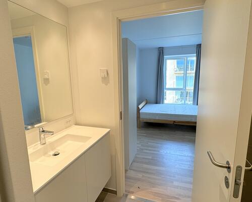 Nyere lys lejlighed, med to altaner, i populært område