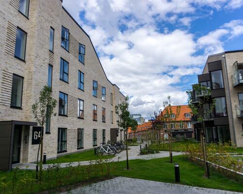 Skøn lejlighed med STOR vestvendt ALTAN