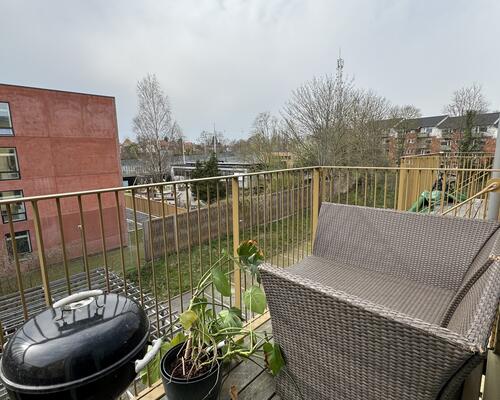 Nyere lys lejlighed, med to altaner, i populært område