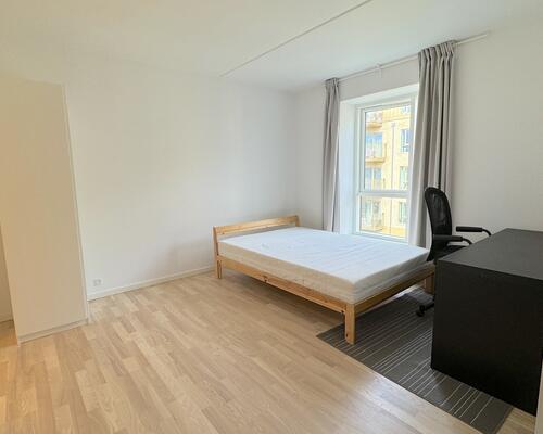 Nyere lys lejlighed, med to altaner, i populært område