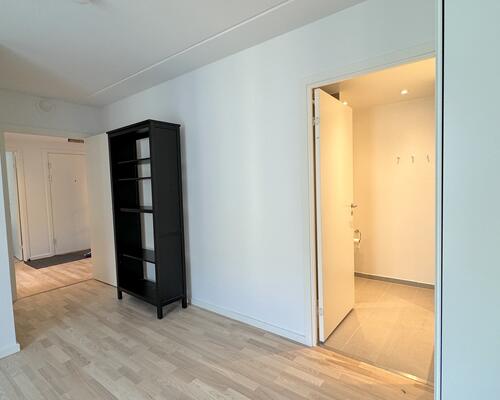 Nyere lys lejlighed, med to altaner, i populært område