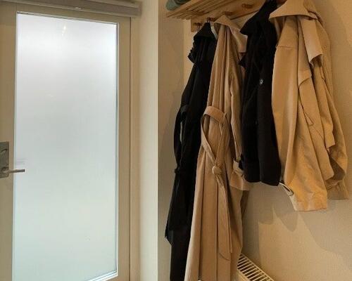 På 4 sal, ende lejlighed. med rigtig god udsigt. billederne er fra en anden lejlighed, som er helt magen til.