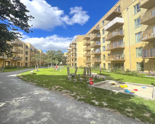 Nyere lys lejlighed, med altan, i populært område