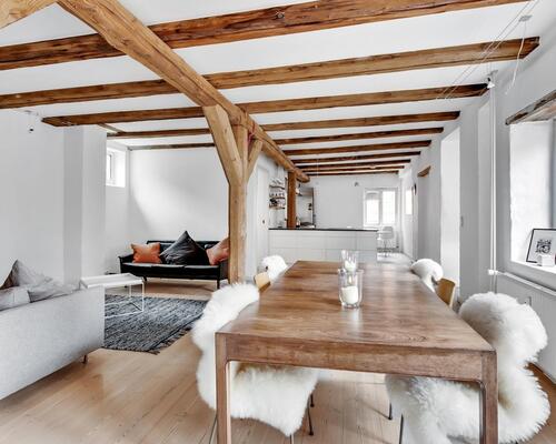 Eksklusiv og karakterfuld lejlighed på Strandgade – fuldt møbleret og klar til indflytning