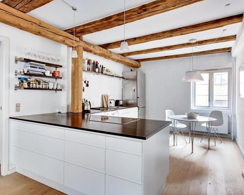 Eksklusiv og karakterfuld lejlighed på Strandgade – fuldt møbleret og klar til indflytning