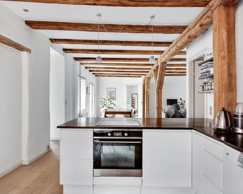 Eksklusiv og karakterfuld lejlighed på Strandgade – fuldt møbleret og klar til indflytning