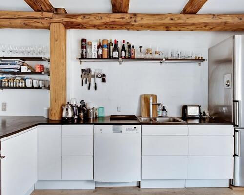 Eksklusiv og karakterfuld lejlighed på Strandgade – fuldt møbleret og klar til indflytning