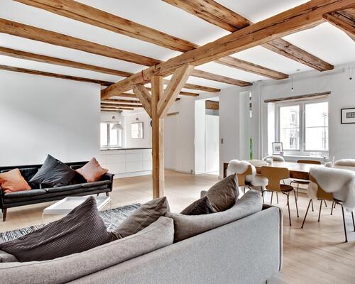 Eksklusiv og karakterfuld lejlighed på Strandgade – fuldt møbleret og klar til indflytning