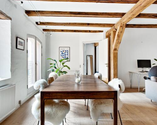 Eksklusiv og karakterfuld lejlighed på Strandgade – fuldt møbleret og klar til indflytning