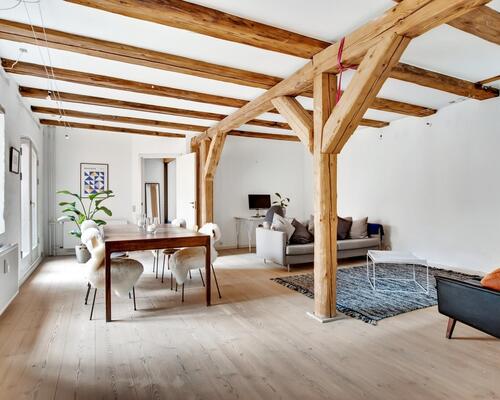 Eksklusiv og karakterfuld lejlighed på Strandgade – fuldt møbleret og klar til indflytning